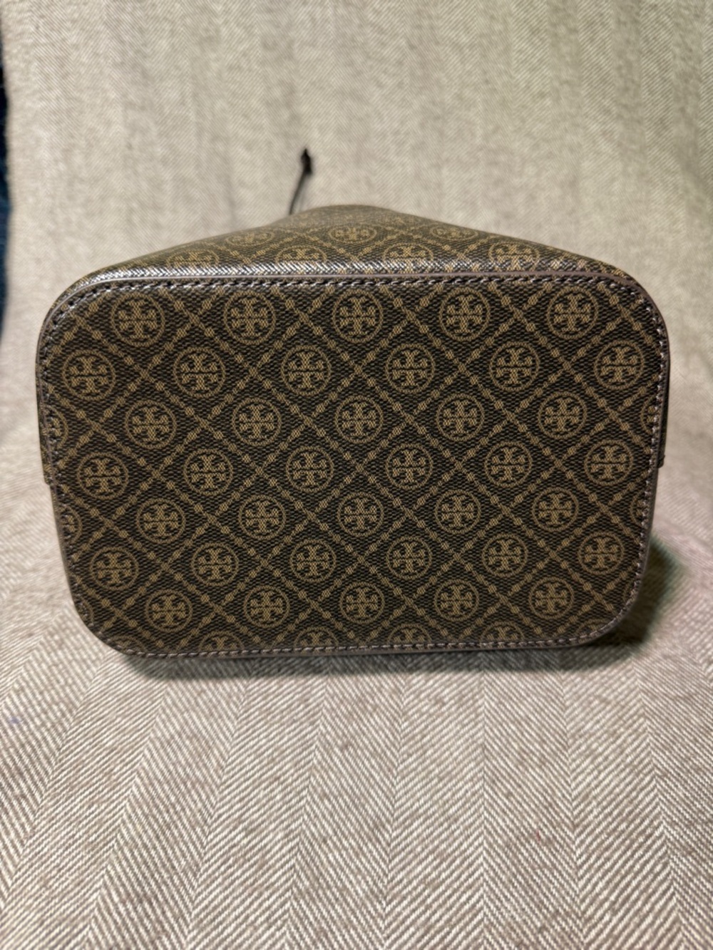 Pre-Owned Tory Burch T Monogram Coated Canvas Bucket Bag in French Press - Picture 7 of 15